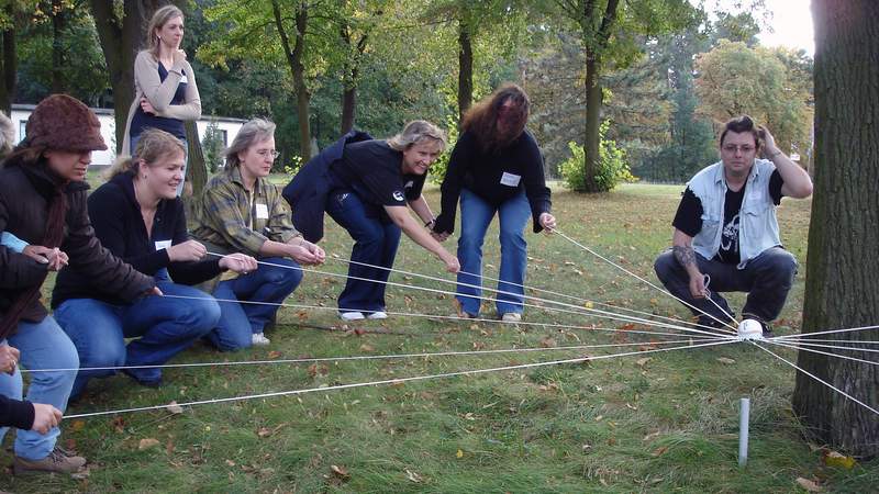 Spieler bei Teambuilding Strinball auf einer Wiese