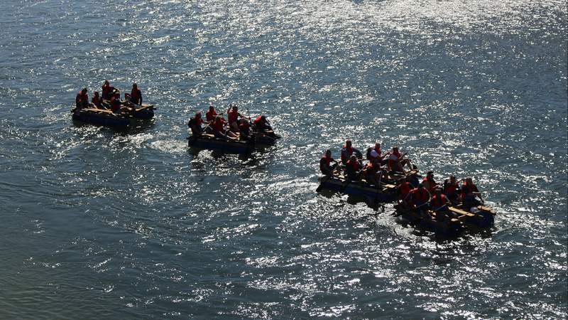 Flosse bauen fahren teambuilding