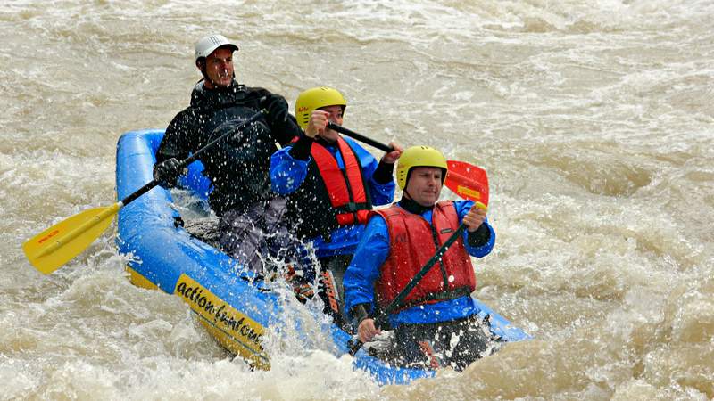 River-Riding im Team-Kanadier