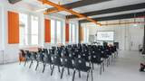 Bestuhlte Showdown Lounge mit Leinwand und Beamer