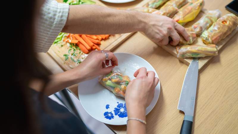 Teamevent von Mundet-App – Team bereitet frische, gesunde Sommerrollen mit Gemüse zu