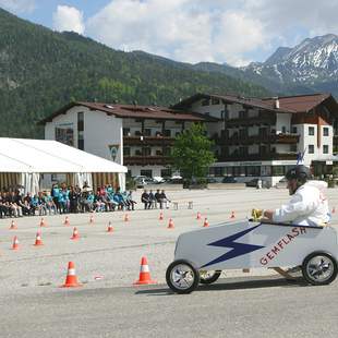 Seifenkistenrennen mit selbstgebauter Seifenkiste bei einem Teamevent im Außenbereich