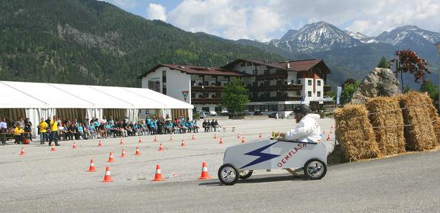 Seifenkistenrennen mit selbstgebauter Seifenkiste bei einem Teamevent im Außenbereich
