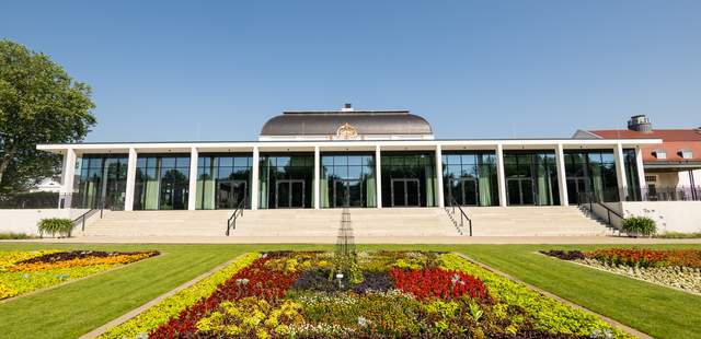 Außenansicht Kurhaus vom Kurpark Kurhaus Bad Salzuflen