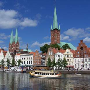 Lübeck-zu land, zu Wasser und aus der Luft