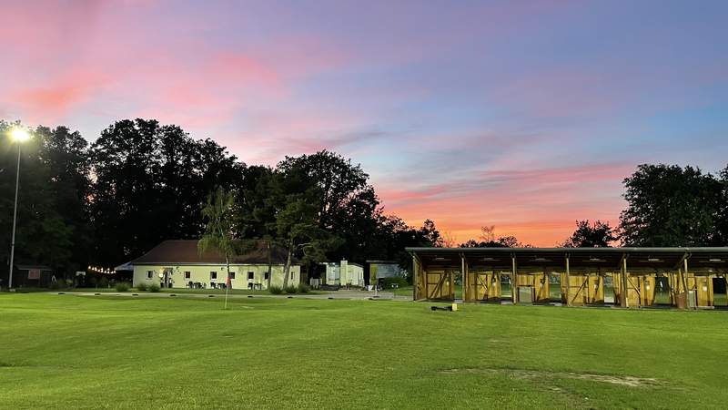 Driving Range im Abendsommer Driving Range