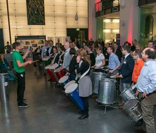 Samba Casual – Teamevent mit Trommeln Samba Teamevent mit brasilianischen Percussion-Instrumenten