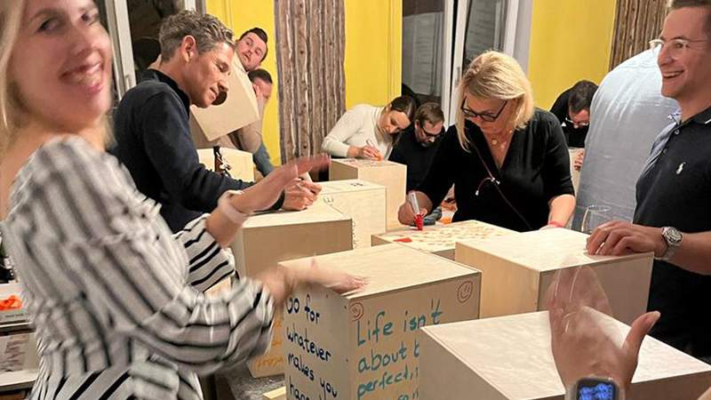 Cajons bauen, bespielen und Spenden