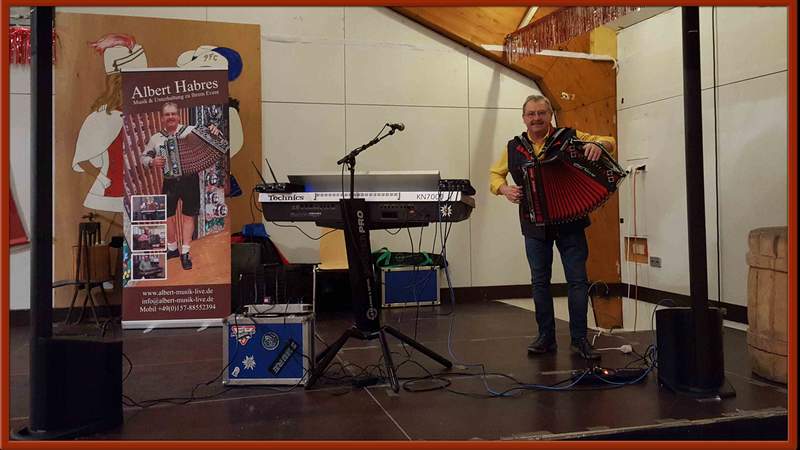 Musik mit zwei Instrumenten. Live-Musik mit Akkordeon