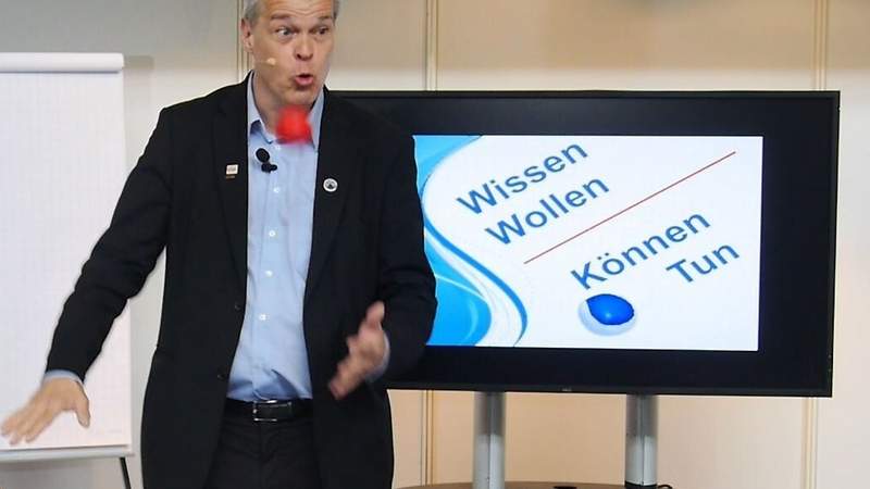 Stephan Ehlers motiviert mit Jonglierbällen