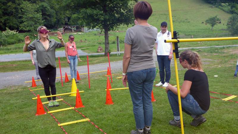 Teambuilding durch Unterstützung beim Parcours des LaserPowerBiathlon