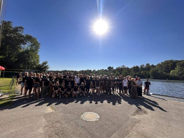 Mitarbeiter einer Firma am Ufer des Baldeneysee