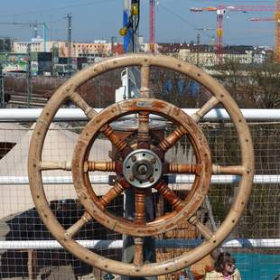 Blick auf München hinter Steuerrad der Alten Utting