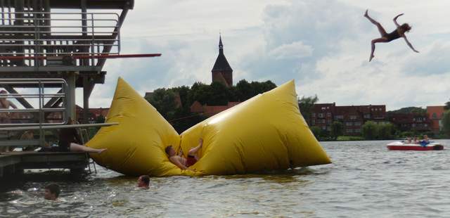 Blob Blobbing Wasserkatapult toller Sprung in Lübeck Blob, Blobbing, Wasserkatapult in Lübeck