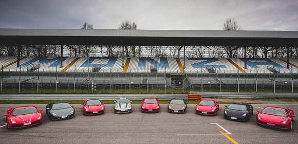 Sportwagen auf der Monza-Strecke fahren