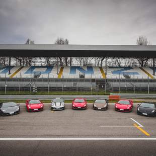 Sportwagen auf der Monza-Strecke fahren