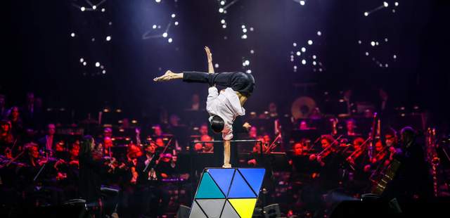 Einzigartige Akrobatiknummer Rubik's Cube Rubik's Cube Akrobatikshow