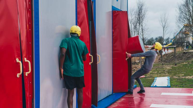 Sportlich aktiv beim echten TV Show Wipeout