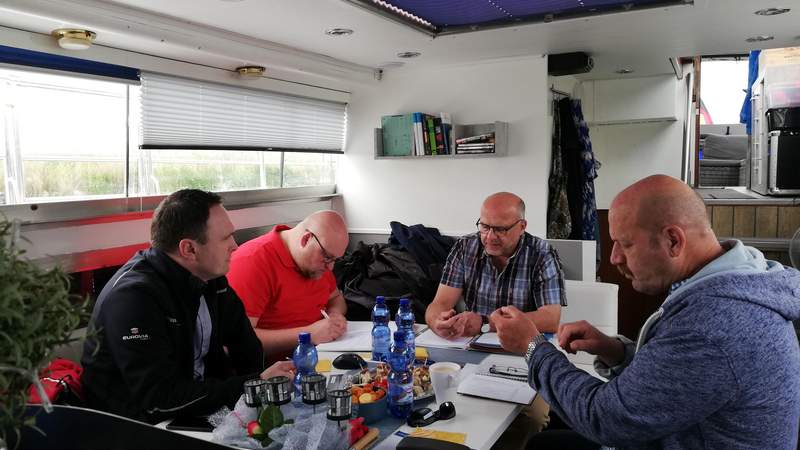 Strategieklausur auf Motoryacht, Niederlande