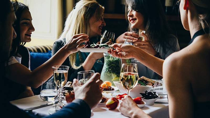 Mehrere Damen essen Pintxos und trinken Wein