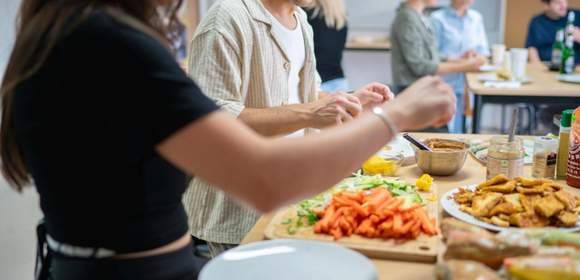 Teilnehmer bereiten gemeinsam frische Zutaten zu – interaktiver Kochworkshop mit Mundet-App