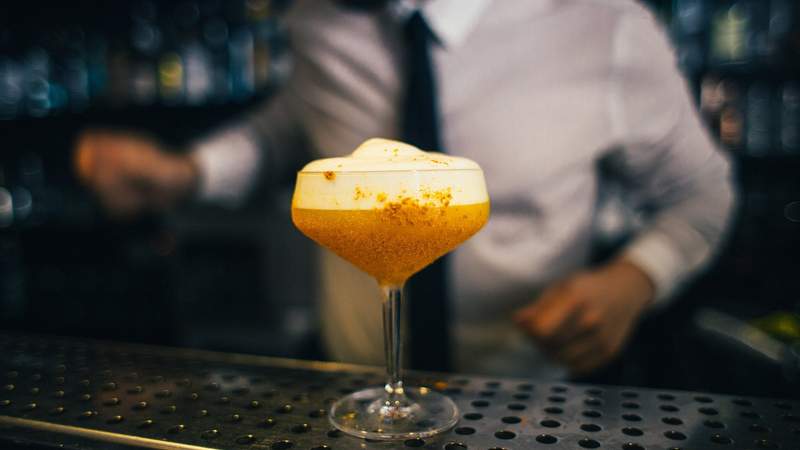 Barkeeper mit Cocktail