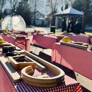 Setup der Tische für das Teambuilding Schlittenbau