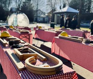 Schlittenbau als Teambuilding für Unternehmen Vorbereitete Tische und Materialien für den gemeinsamen Schlittenbau