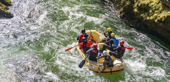 Wildwasser Rafting in den Bergen