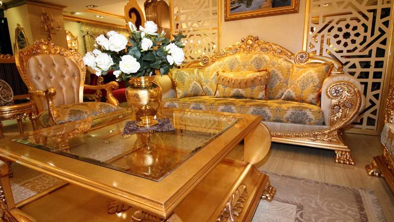 Sitzgruppe mit viel Gold und Brokat in einem Hotel in Dubai.