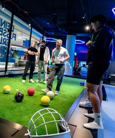 5 Männer spielen Fußball-Billard