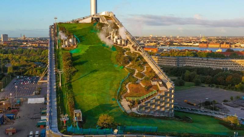 Grüne Skipiste auf einem Industriegebäude in Kopenhagen