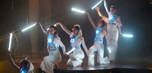 Lichtshow mit der Akrobatie Lichtshow mit LED-Kostümen