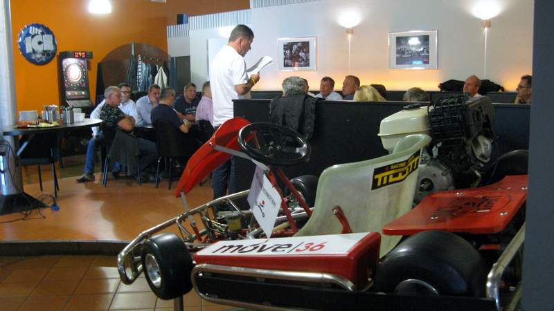 RENNFIEBER AUF DER KARTBAHN RENNFIEBER AUF DER KARTBAHN