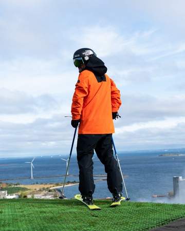 Skifahrer auf der grüne Skipiste auf einem Industriegebäude in Kopenhagen