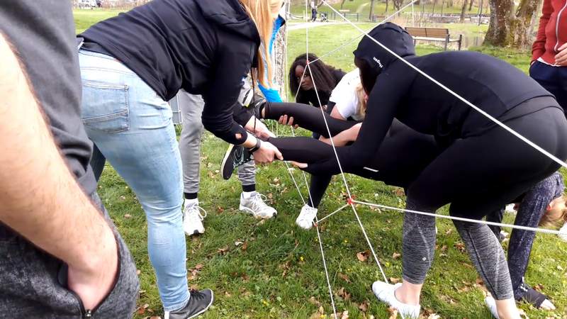Mehrere Personen spielen das "Spider Game"