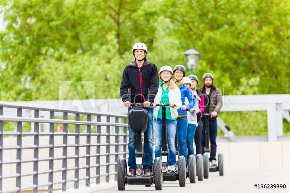Seagways Kolonne von segwayes be einer Stadtrallye