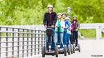 Seagways Kolonne von segwayes be einer Stadtrallye