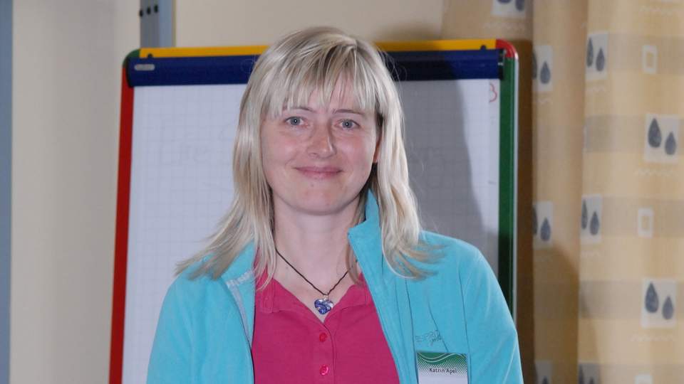 Katrin Apel (Olympiasiegerin im Biathlon) Katrin Apel lacht in die Kamera