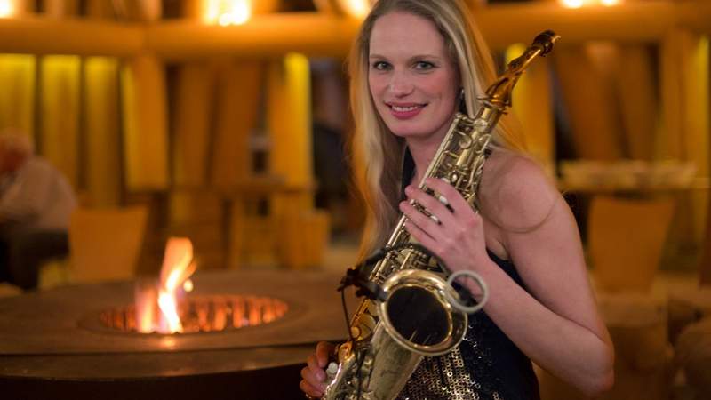 Attraktive Saxophonistin als Walking-Act
