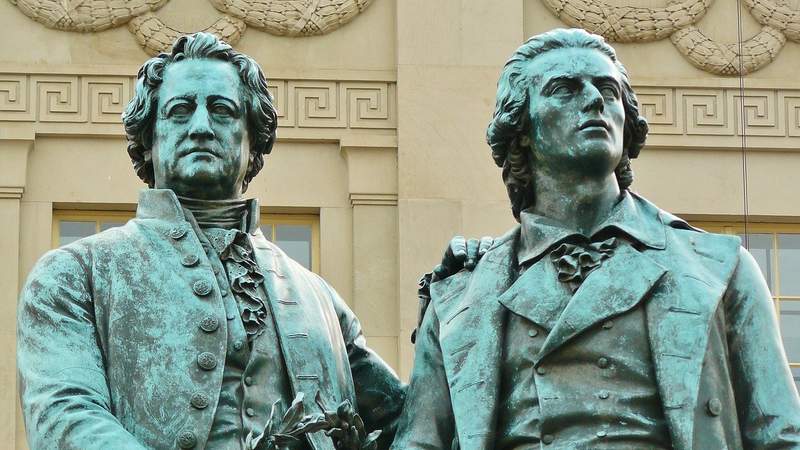 Goethe-Schiller-Denkmal vor dem Nationaltheater