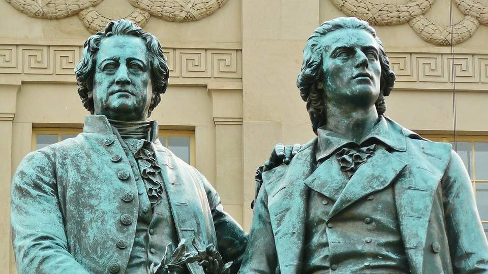 Goethe-Schiller-Denkmal vor dem Nationaltheater
