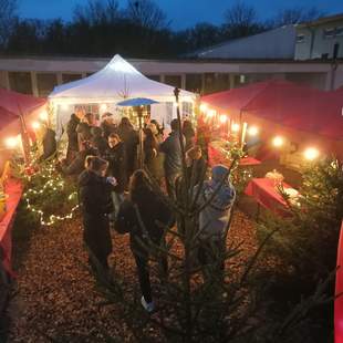 Weihnachtsmarkt als Firmenfeier festlicher Platz zwischen den Ständen Mobiler Firmen Weihnachtsmarkt bis 50 Gäste