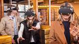 Menschen mit VR-Brille im Nachbau einer alten Tram