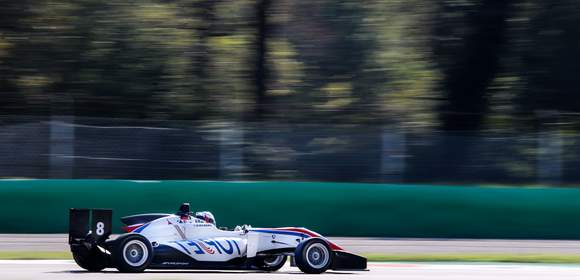 Supersportwagen auf der Monza-Strecke fahren