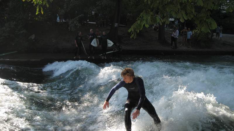 Surfer auf der Eisbachwelle Surfer auf der Eisbachwelle