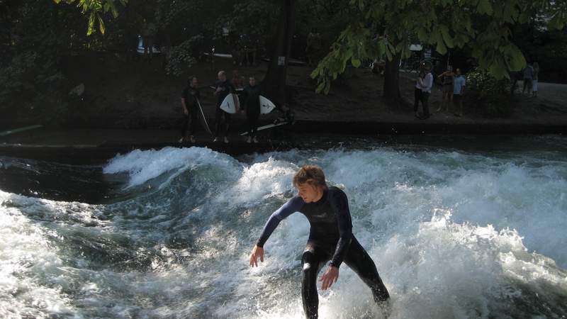 Surfer auf der Eisbachwelle