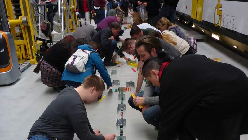 Teambuilding beim Bauen die Dominobahn