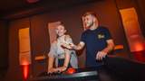Buzzer Zone Zwei Personen am Buzzer-Pult und raten