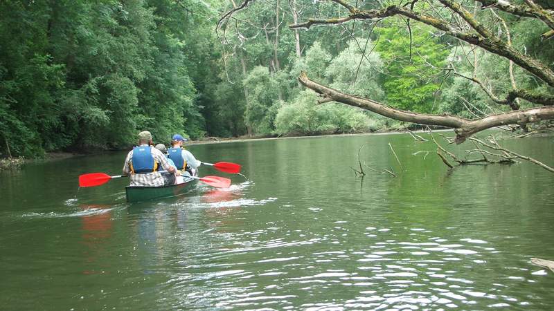 Kanufahrer in schöner Natur